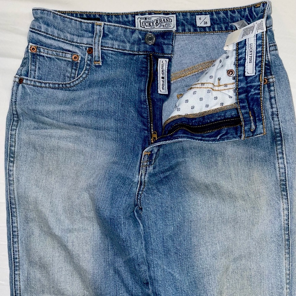 Lucky Brand ripped knee jeans size 6/28 in good condition